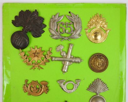 FRANCE. Planche d'insignes métalliques, cors...