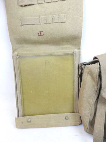 ANGLETERRE. Lot d'équipements, porte-cartes...
