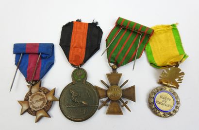 FRANCE. Ensemble de 4 décorations 14-18,...