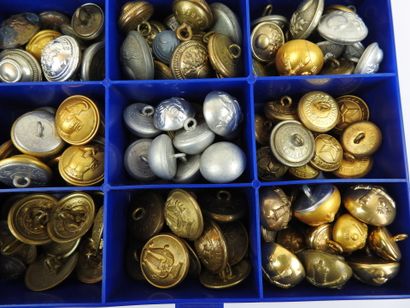 FRANCE. Lot de 165 boutons environ d'époque...