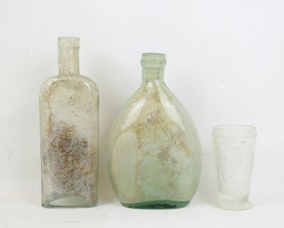 ALLEMAGNE. Suite de 2 flacons en verre provenant...
