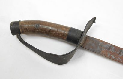 DIVERS. Sabre à poignée en bois et lame légèrement...