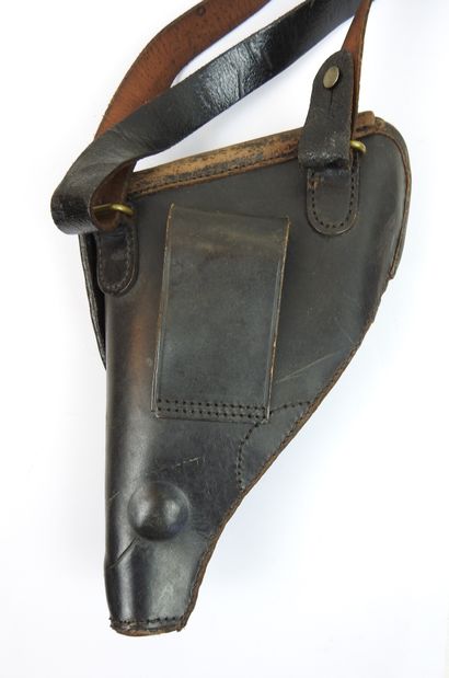 FRANCE. Etui de revolver 1892 en cuir noir,...