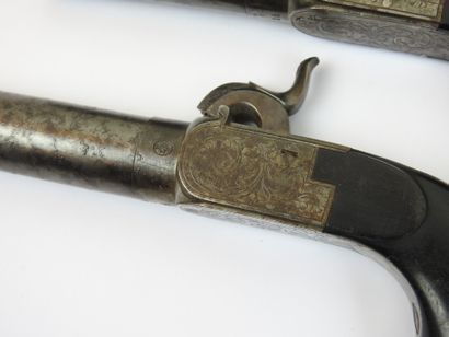 BELGIQUE. Paire de pistolets à coffre à percussion,...