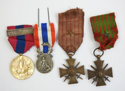 FRANCE. Lot de 4 médailles, croix de guerre...