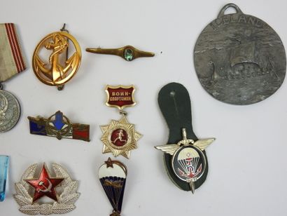 FRANCE. Lot de 12 insignes divers dont soviétiques....
