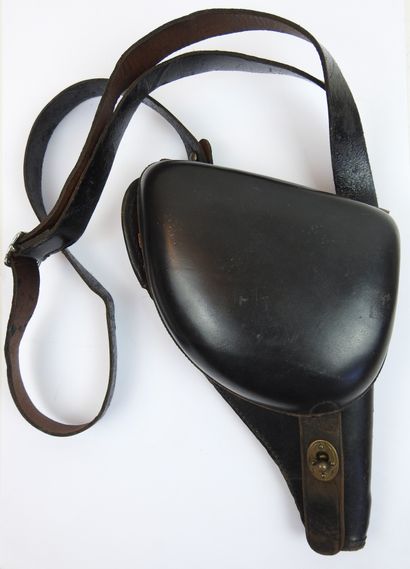 FRANCE. Etui de revolver 1892 en cuir noir,...
