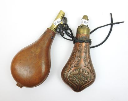FRANCE. Poire à poudre en cuivre repoussé...