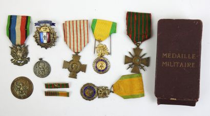 FRANCE. Croix de guerre 1914-17 et médaille...