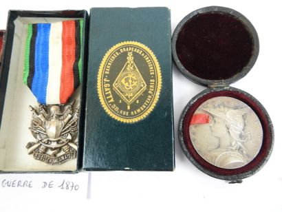 FRANCE. Lot constitué de la médaille des...