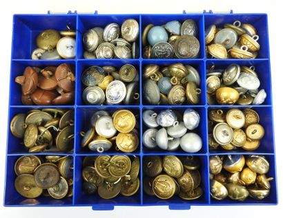 FRANCE. Lot de 165 boutons environ d'époque...
