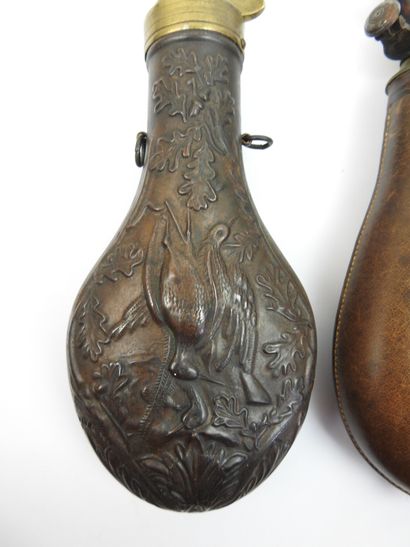 FRANCE. Poire à poudre en cuivre repoussé...