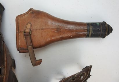 FRANCE. Paire de fontes à pistolet d'officier...