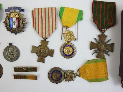 FRANCE. Croix de guerre 1914-17 et médaille...