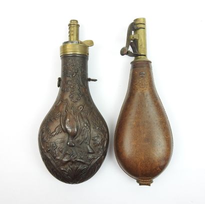 FRANCE. Poire à poudre en cuivre repoussé...