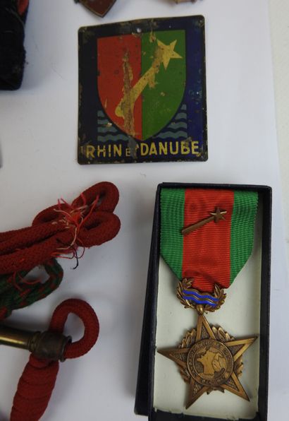
FRANCE. Ensemble d'insignes et de coiffures...
