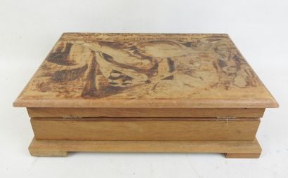 FRANCE. Boite à bijoux en bois, couvercle...