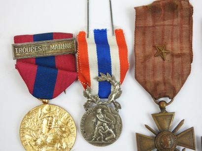 FRANCE. Lot de 4 médailles, croix de guerre...