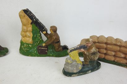 JOUETS. JRD, suite de 8 figurines en composition...