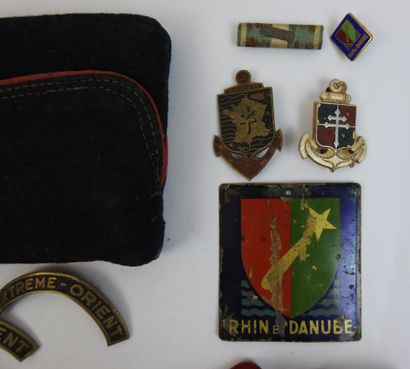 
FRANCE. Ensemble d'insignes et de coiffures...