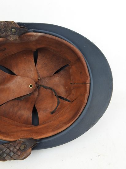 FRANCE. Casque Adrian modèle 1915 en acier...