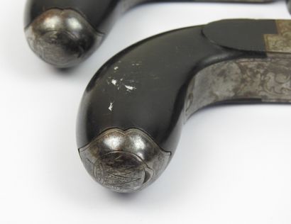 BELGIQUE. Paire de pistolets à coffre à percussion,...