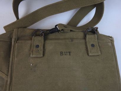 ETATS-UNIS. Porte-cartes M38 avec sangle,...