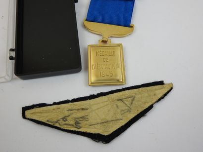 FRANCE. Lot composé d'une médaille de l'armée...
