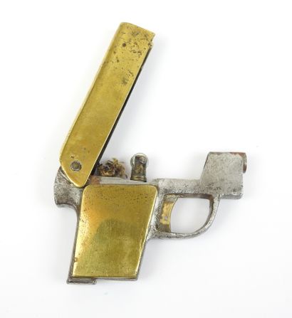 FRANCE. Briquet en forme de pistolet automatique,...