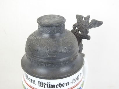 ALLEMAGNE. Chope de réserviste en porcelaine...