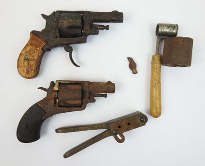 DIVERS. Lot constitué de deux petits revolvers...
