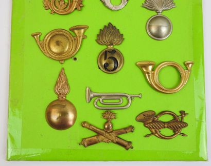 FRANCE. Planche d'insignes métalliques, cors...