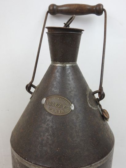 FRANCE. Récipient en fer étamé orné de la...