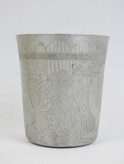 FRANCE. Gobelet en aluminium gravé 