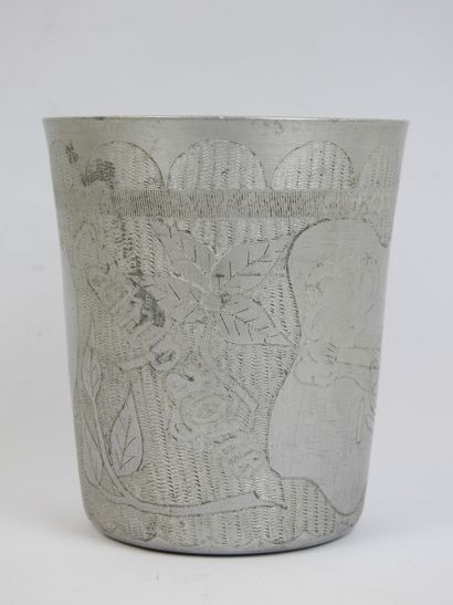 FRANCE. Gobelet en aluminium gravé 