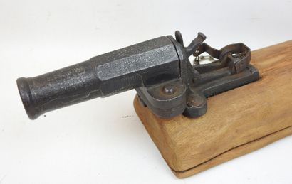 FRANCE. Canon d'alarme en acier monté sur...