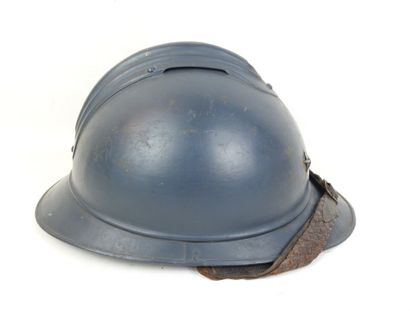 FRANCE. Casque Adrian modèle 1915 en acier...