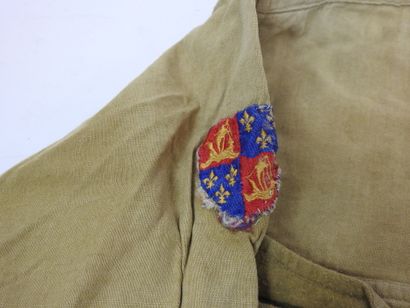 FRANCE. SCOUTISME. Chemise kaki avec insigne...