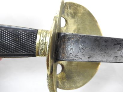 FRANCE. Epée d'uniforme à fusée en bois quadrillé,...