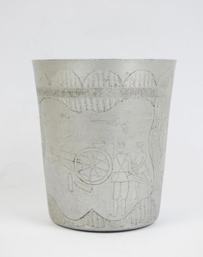 FRANCE. Gobelet en aluminium gravé 