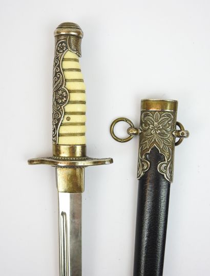 JAPON. Reproduction moderne d'une dague d'officier...