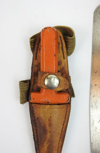 FRANCE. Couteau pliant à lame en dents de...