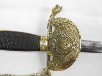 FRANCE. Epée d'uniforme à fusée en bois quadrillé,...