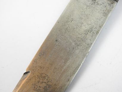 FRANCE. Couteau non réglementaire pour les...