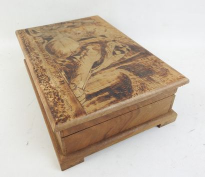 FRANCE. Boite à bijoux en bois, couvercle...