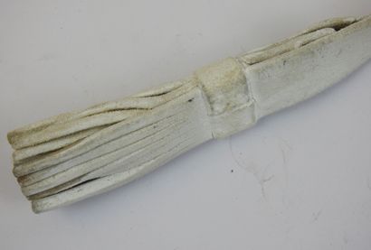FRANCE. Dragonne en buffle blanc. L: 48 cm,...