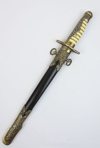 JAPON. Reproduction moderne d'une dague d'officier...