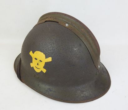 
FRANCE. Casque Adrian modèle 1926 en acier...