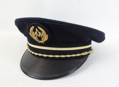 MISCELLANEOUS. Officer's cap in black cloth...