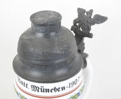 ALLEMAGNE. Chope de réserviste en porcelaine...